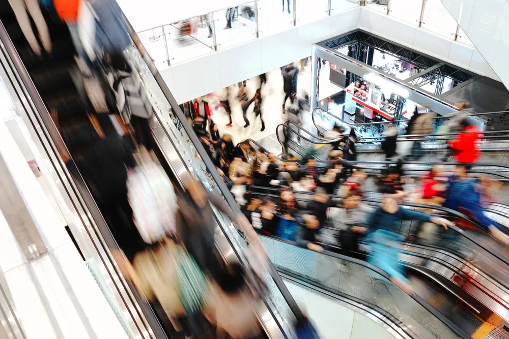 centre commercial personnes montant un escalator