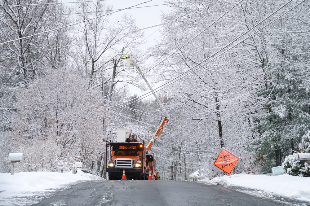 utility-pole-worker-snow