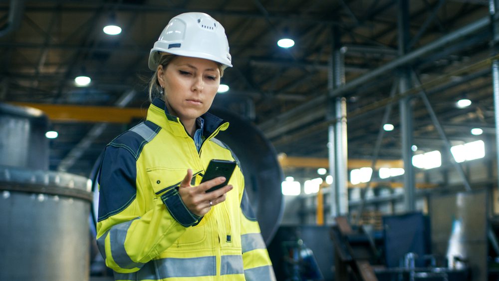 woman-warehouse-phone-notification woman-warehouse-phone-notification